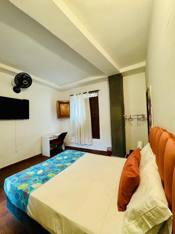 Habitación matrimonial con baño privado — Hotel Casa Bresse, Cali